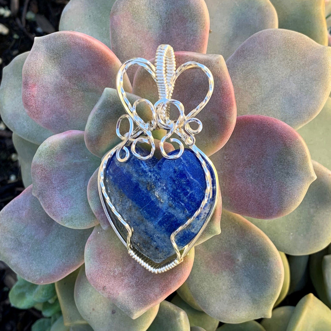 A stone of protection that may be worn to guard against psychic attacks, Lapis Lazuli quickly releases stress, bringing deep peace.