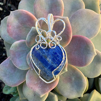 A stone of protection that may be worn to guard against psychic attacks, Lapis Lazuli quickly releases stress, bringing deep peace.