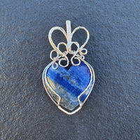 A stone of protection that may be worn to guard against psychic attacks, Lapis Lazuli quickly releases stress, bringing deep peace.