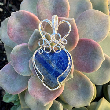 A stone of protection that may be worn to guard against psychic attacks, Lapis Lazuli quickly releases stress, bringing deep peace. 